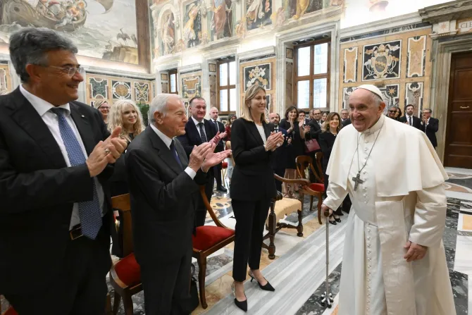 البابا فرنسيس يلتقي اليوم وفد جائزة الصحافة الدوليّة «بياجو أنييس»