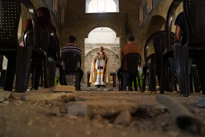 المطران ميخائيل نجيب يحتفل بالقدّاس الإلهيّ على أنقاض كنيسة مسكنته المدمّرة في الموصل