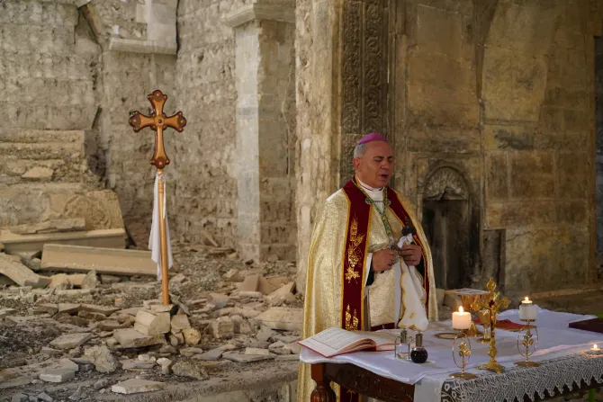المطران ميخائيل نجيب وهو يحتفل بالقداس الإلهي على أنقاض كنيسة مسكينتا المدمّرة في الموصل
