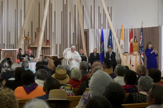 البابا ملقيًا كلمته في كنيسة قلب يسوع الأقدس الرعائيّة في إدمنتون-كندا