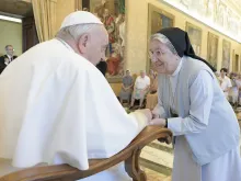 من لقاء البابا مع بنات المحبّة الكانوسّانيّات