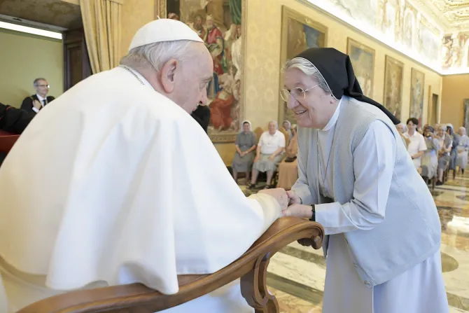 من لقاء البابا مع بنات المحبّة الكانوسّانيّات