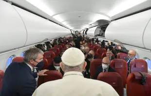 البابا فرنسيس على متن الطائرة العائدة من مالطا إلى روما في 3 أبريل/نيسان 2022 Provided by: Vatican Media