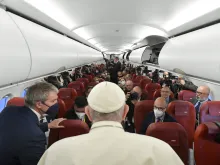 البابا فرنسيس على متن الطائرة العائدة من مالطا إلى روما في 3 أبريل/نيسان 2022