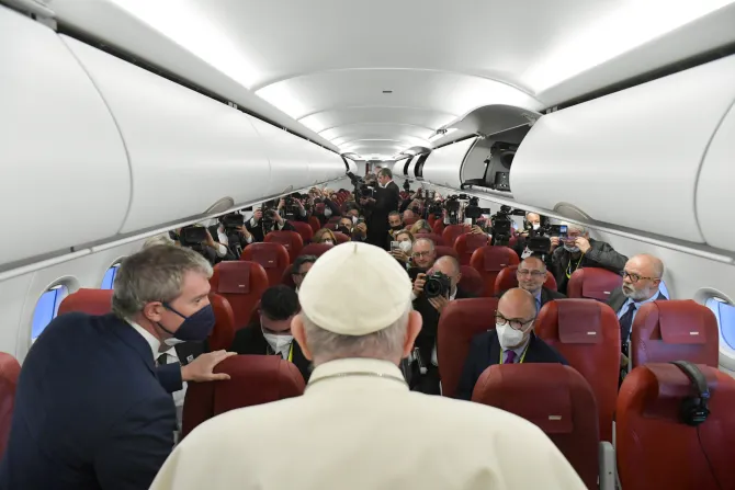 البابا فرنسيس على متن الطائرة العائدة من مالطا إلى روما في 3 أبريل/نيسان 2022