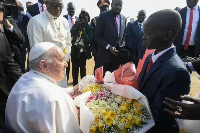طفل من جنوب السودان يقدّم باقة ورود إلى البابا فرنسيس لدى استقباله في مطار جوبا الدولي