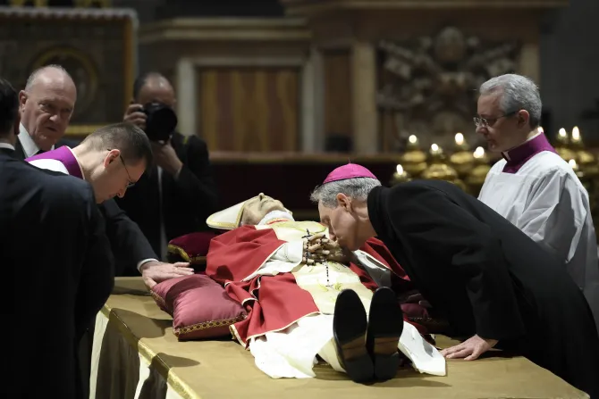 المونسنيور جورج غانسوين يقبّل جثمان البابا بنديكتوس السادس عشر