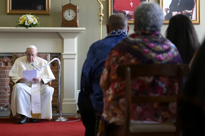 البابا فرنسيس ملقيًا كلمته أمام ممثلين عن الشعوب الأصليّة