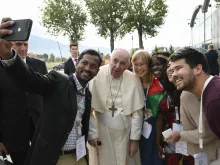 شباب يلتقطون صورة مع البابا