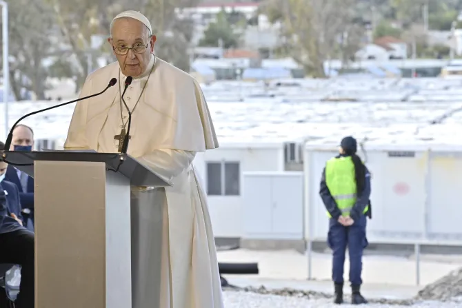 البابا فرنسيس في مركز للاجئين باليونان عام 2021