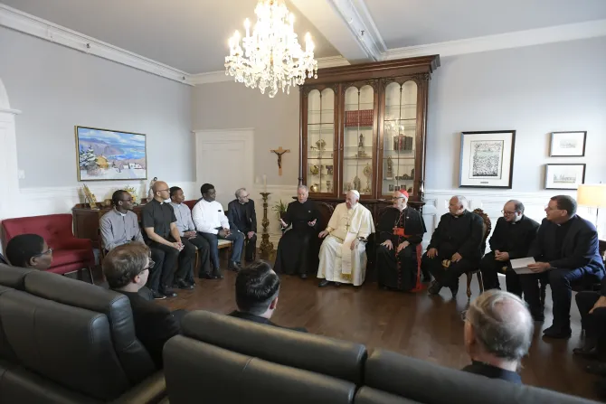 البابا يلتقي مجموعة من الرهبان اليسوعيّين في دار الأسقف في كيبيك