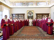 البابا فرنسيس يلتقي قضاة محكمة الروتا الرومانيّة وموظفيها
