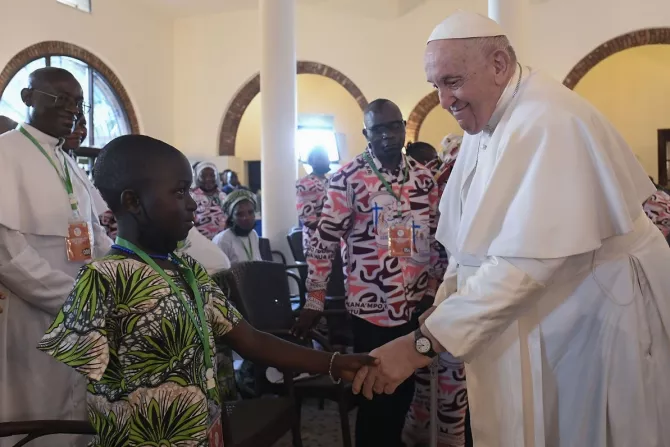 البابا فرنسيس يلتقي ضحايا العنف في الكونغو الديمقراطيّة-1
