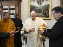 البابا فرنسيس يلتقي وفدًا كمبوديًّا بوذيًّا في الفاتيكان