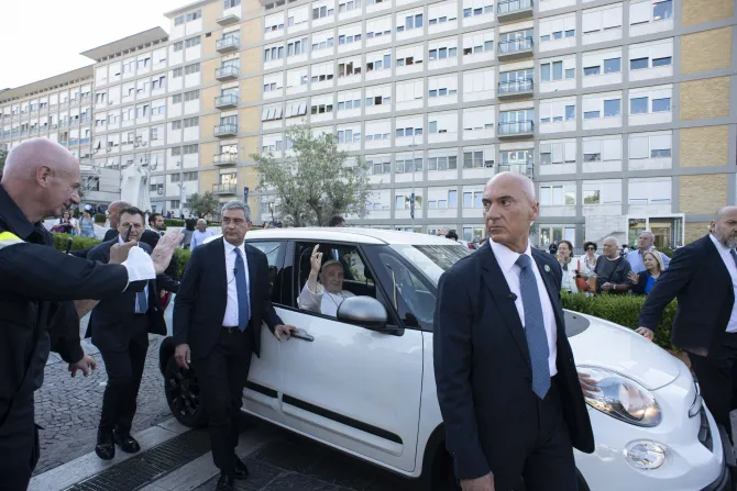 البابا فرنسيس يغادر مستشفى جيميلي الجامعي