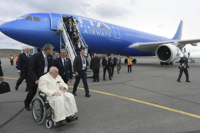 البابا فرنسيس بعد هبوط الطائرة في مطار إكالويت