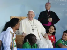 البابا فرنسيس مع مجموعة من الشبيبة تحيط به في حفل ترحيبي من فعاليات الأيّام العالميّة للشبيبة
