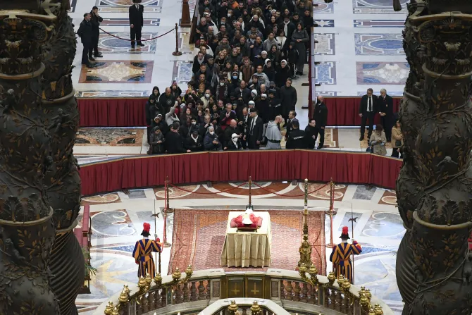 جثمان البابا بنديكتوس السادس عشر يُسجّى في بازيليك القديس بطرس-الفاتيكان