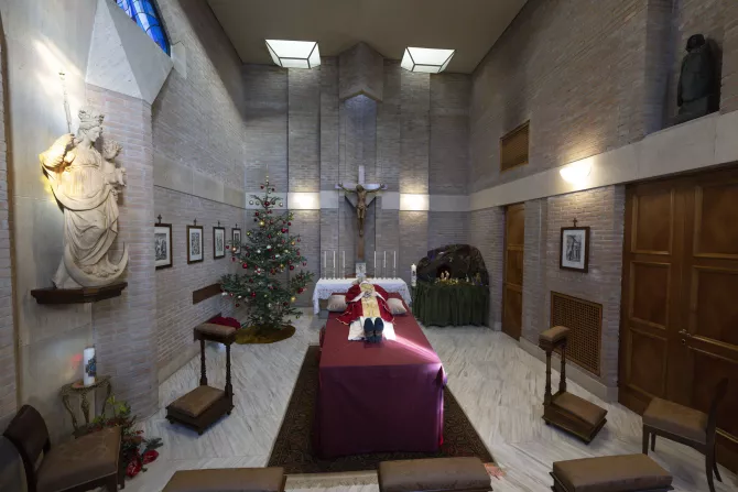جثمان البابا بنديكتوس السادس عشر في كابيلا دير «أمّ الكنيسة» الفاتيكاني