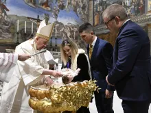 البابا فرنسيس يمنح سرّ المعموديّة لثلاثة عشر طفلًا
