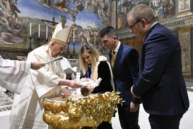 البابا فرنسيس يمنح سرّ المعموديّة لثلاثة عشر طفلًا-غلاف