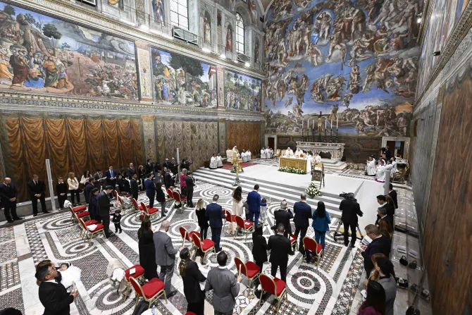 البابا فرنسيس يمنح سرّ المعموديّة لثلاثة عشر طفلًا-2
