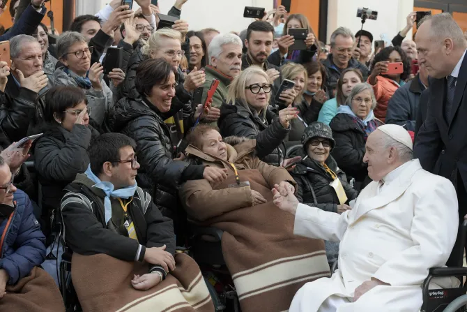 البابا فرنسيس يحيّي المؤمنين المحتشدين في ساحة إسبانيا-روما