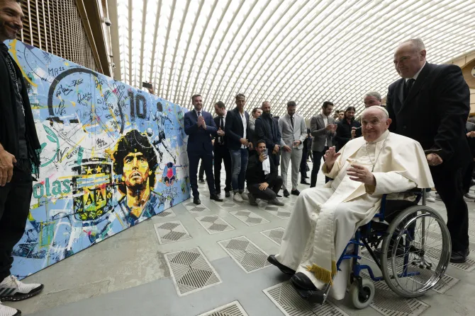 البابا فرنسيس يستقبل لاعبي كرة قدم من حول العالم في قاعة بولس السادس الفاتيكانيّة