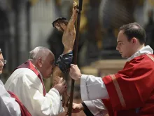 البابا يقبّل المصلوب في خلال رتبة سجدة الصليب اليوم ببازيليك القديس بطرس-الفاتيكان
