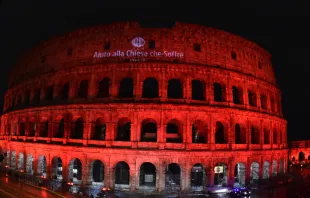 مئات الكنائس والمباني في أكثر من مئة دولة ستُضاء باللون الأحمر مصدر الصورة: «عون الكنيسة المتألّمة - ACN»