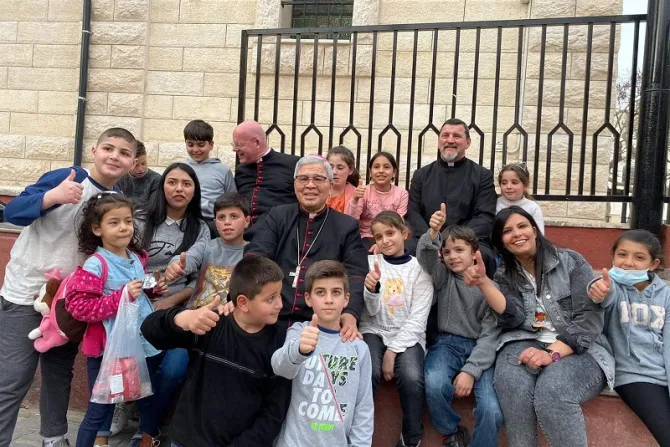 السفير البابوي في القدس ورئيس الاساقفة أدولفو تيتو يلانا في قطاع غزة 10