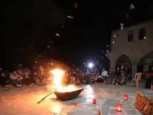 الشباب المشاركون في المسير الفرنسيسكاني يرفعون الصلاة ليلًا