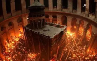 المؤمنون محتشدون حول كنيسة القيامة في سبت النور Provided by: Mgr Atallah Hanna