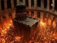 المؤمنون محتشدون حول كنيسة القيامة في سبت النور