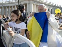 البابا مقبّلًا علم أوكرانيا في ساحة القدّيس بطرس في 25 يونيو/حزيران 2022