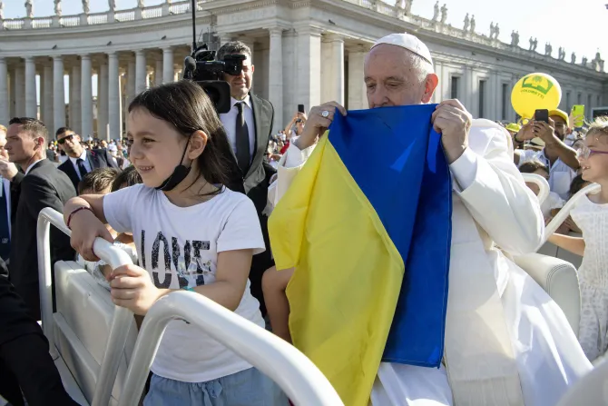 البابا مقبّلًا علم أوكرانيا في ساحة القدّيس بطرس في 25 يونيو/حزيران 2022