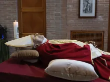 جثمان البابا بنديكتوس السادس عشر في كابيلا دير «أمّ الكنيسة» الفاتيكاني
