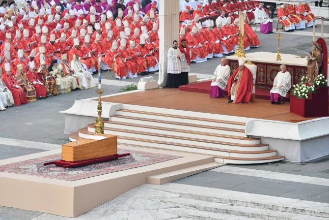 البابا فرنسيس يترأس جنازة البابا الفخري الراحل بنديكتوس السادس عشر