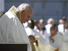 البابا فرنسيس يصلّي من أجل السلام إثر قداس تلا صلاة التبشير الملائكي في لاكويلا، إيطاليا
