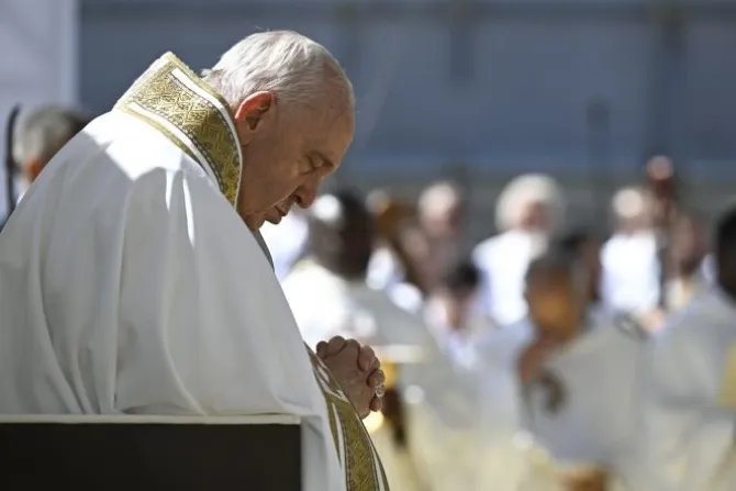 البابا فرنسيس يصلّي من أجل السلام
