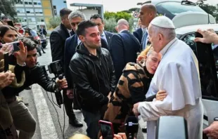 البابا فرنسيس يغادر المستشفى ويعانق والدَيْن فقدا ابنتهما الليلة الماضية Provided by: Vatican Media