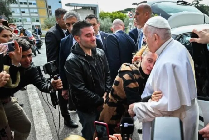البابا فرنسيس يغادر المستشفى ويعانق والدَيْن فقدا ابنتهما الليلة الماضية