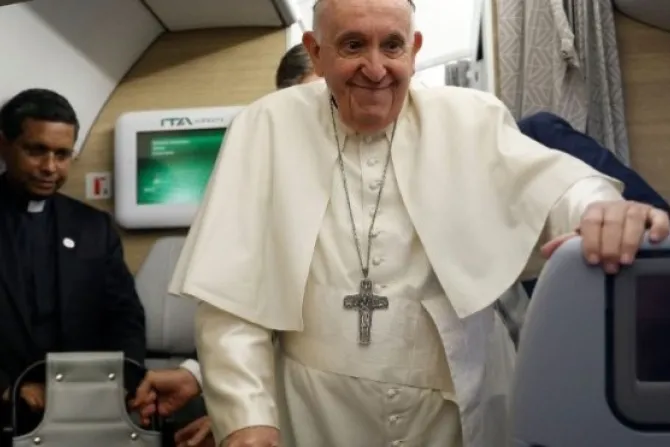 البابا فرنسيس في طريق عودته من زيارته كندا