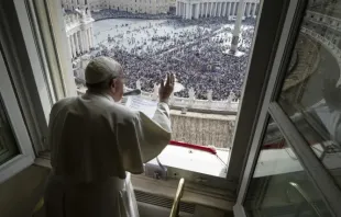 البابا فرنسيس يحيّي المؤمنين المشاركين في صلاة التبشير الملائكي Provided by: Vatican Media