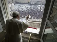 البابا فرنسيس يحيّي المؤمنين المشاركين في صلاة التبشير الملائكي