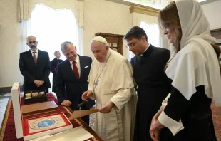 البابا فرنسيس يلتقي الملك الأردني عبد الله الثاني وعقيلته الملكة رانيا Provided by: Vatican Media