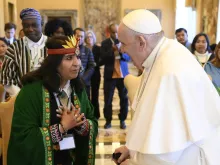 البابا فرنسيس يلتقي المشاركين في الاجتماع العالمي السادس لمنتدى الشعوب الأصليّة