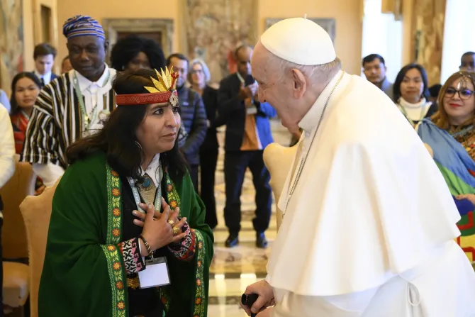 البابا فرنسيس يلتقي المشاركين في الاجتماع العالمي السادس لمنتدى الشعوب الأصليّة الذي ينظمه الصندوق الدولي للتنمية الزراعيّة «إيفاد»