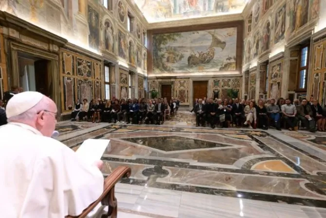 البابا فرنسيس يلتقي المشاركين في مؤتمر حول المهاجرين والتربية