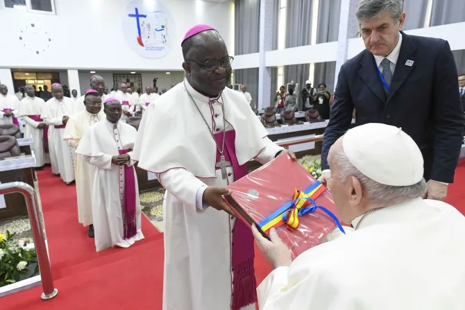البابا فرنسيس يلتقي الأساقفة قبيل مغادرته الكونغو الديمقراطيّة-1